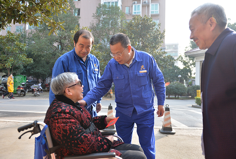 左少懷走訪慰問困難黨員家庭