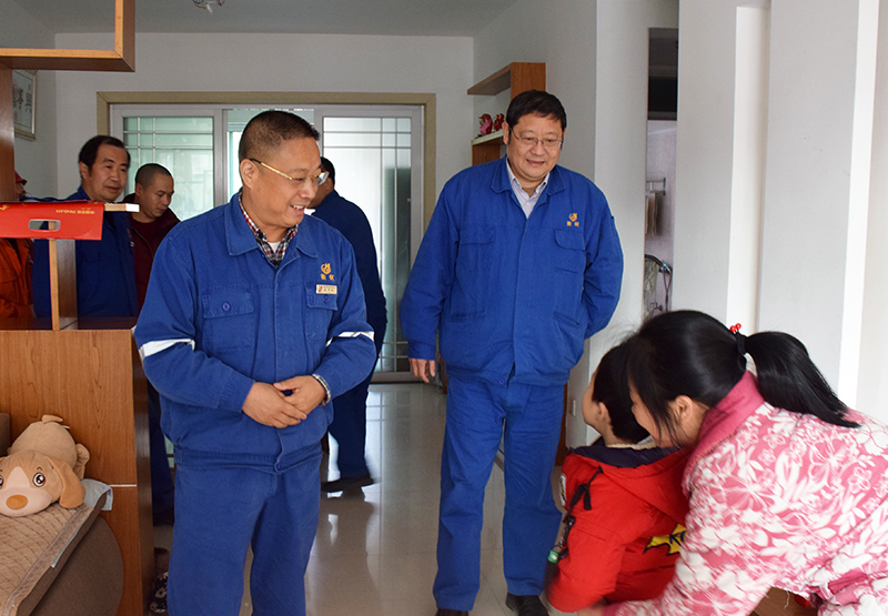 公司領導慰問退休老干部和困難員工