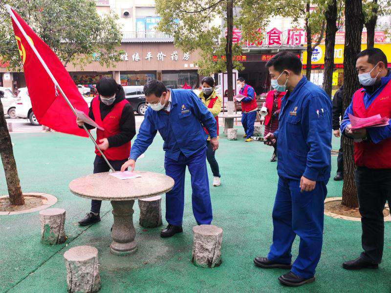 左少懷率青年志愿者開展疫情防控宣傳