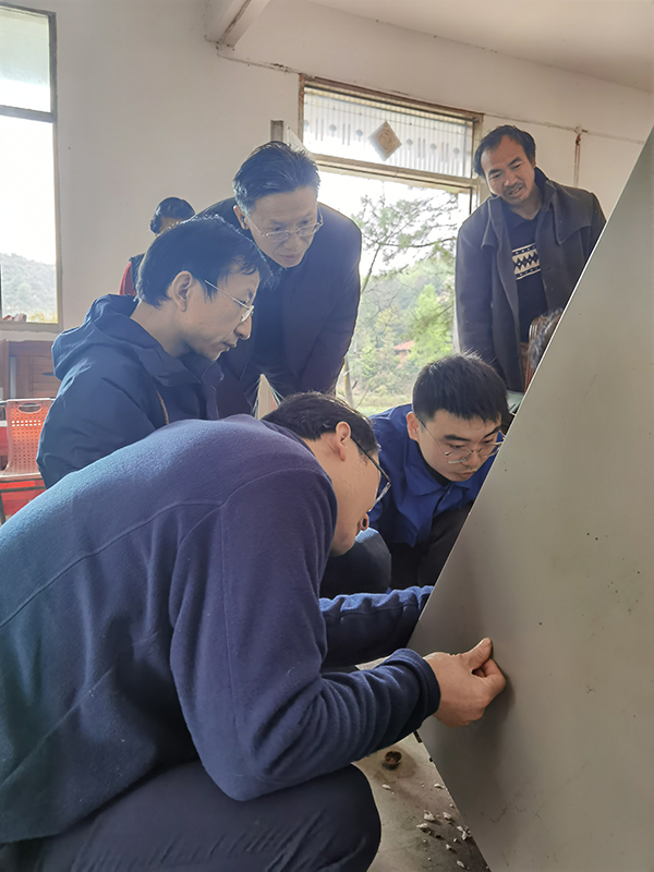 管加工扶貧隊為貧困戶修復(fù)冰箱